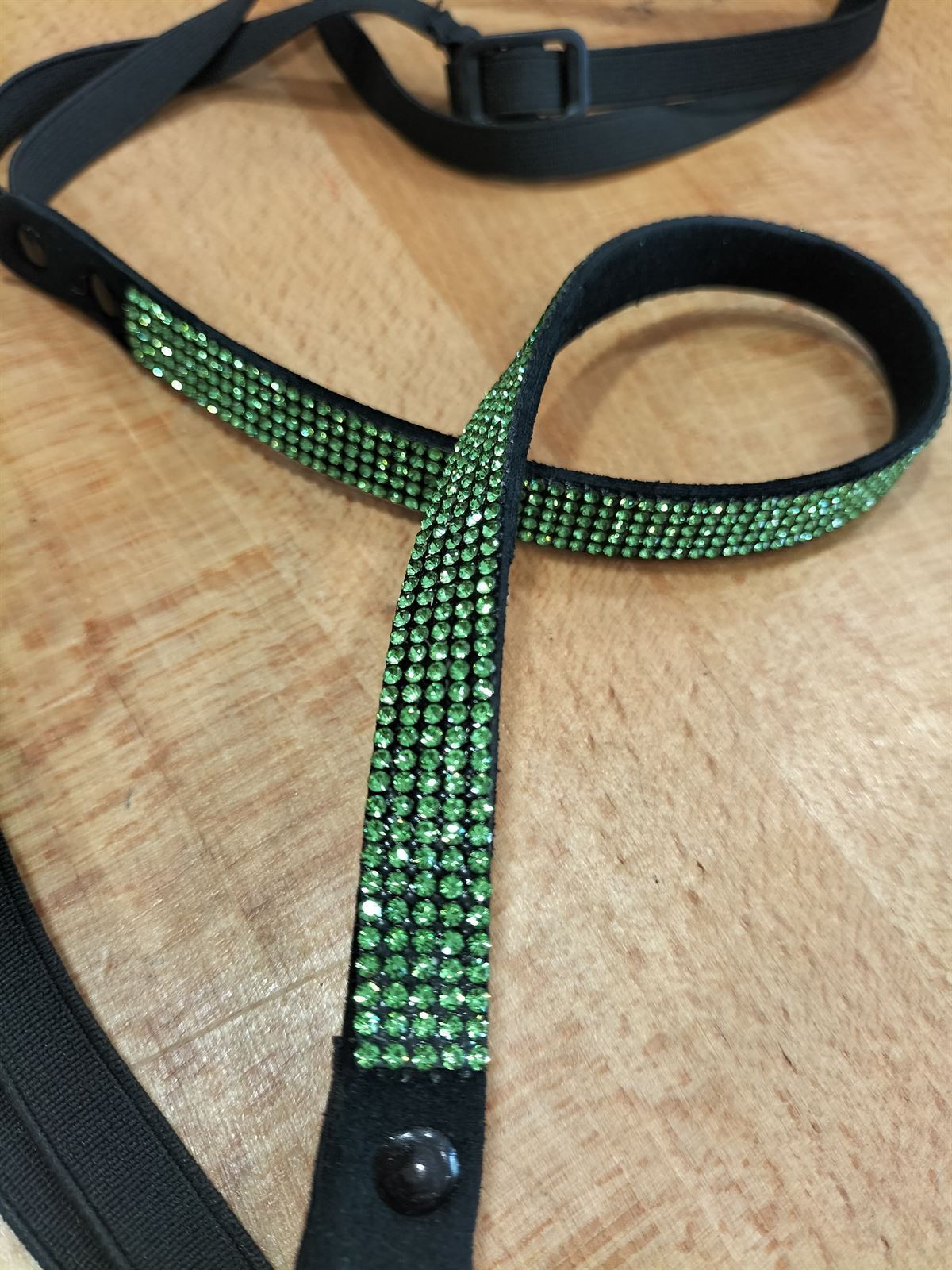 Adorno silla CASTECUS cinta decorativa trasera cristales verdes - Imagen 2