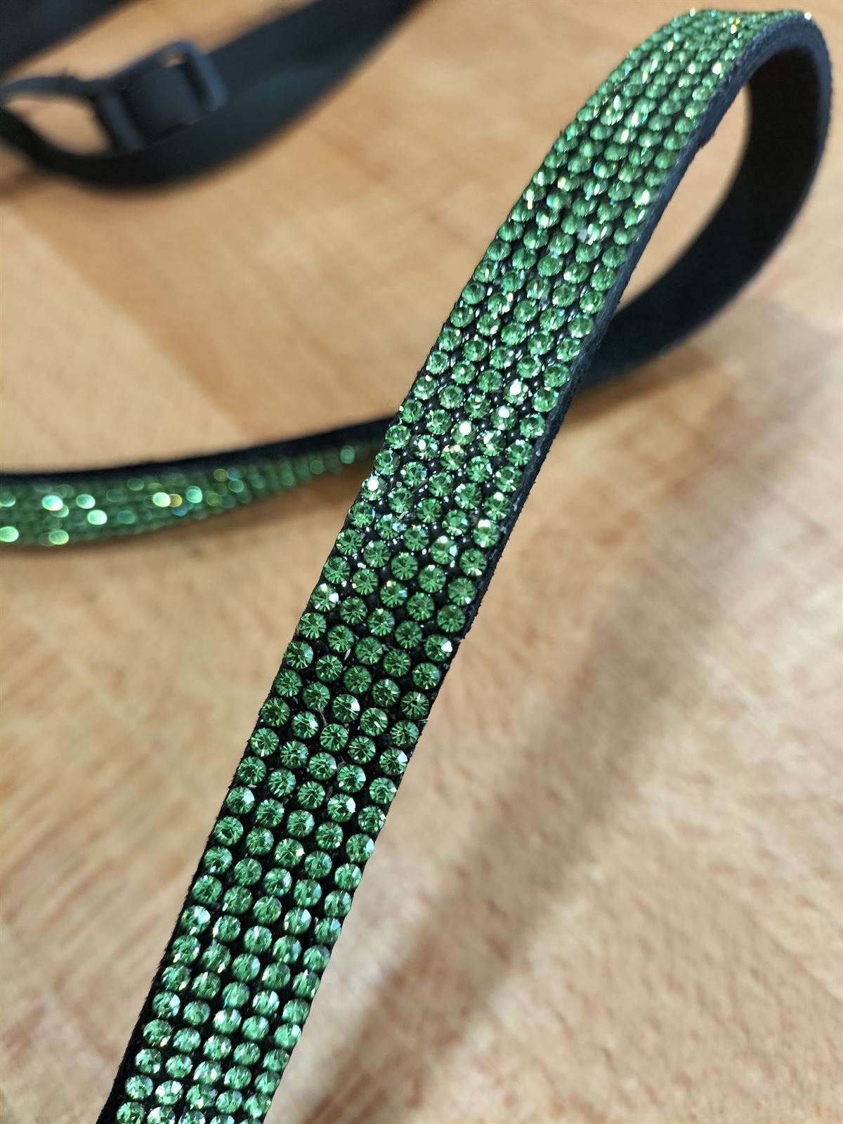 Adorno silla CASTECUS cinta decorativa trasera cristales verdes - Imagen 3