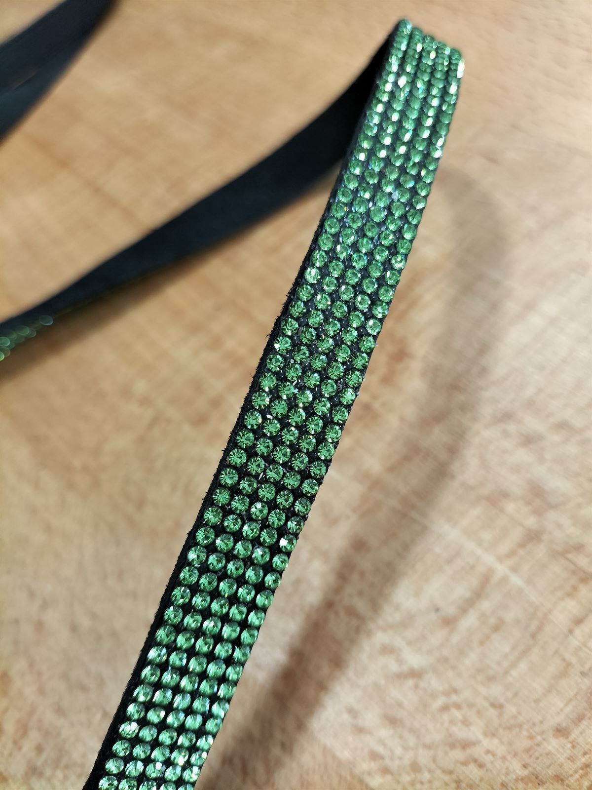 Adorno silla CASTECUS cinta decorativa trasera cristales verdes - Imagen 4