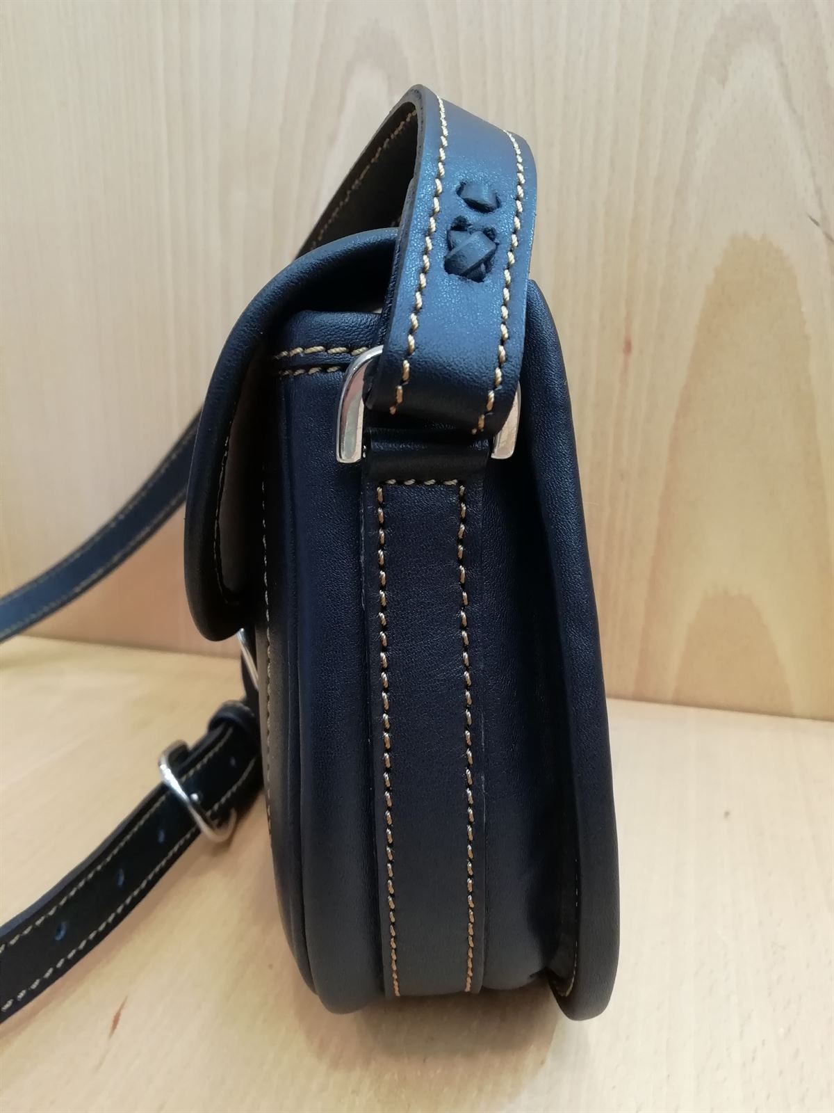 Bolso bandolera de cuero, pequeño, hecho en España, color negro - Main Image