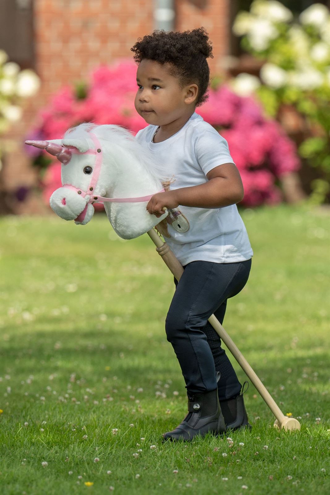Caballo peluche HKM con palo y ruedas color blanco/rosa Unicornio (con sonido) - Imagen 2