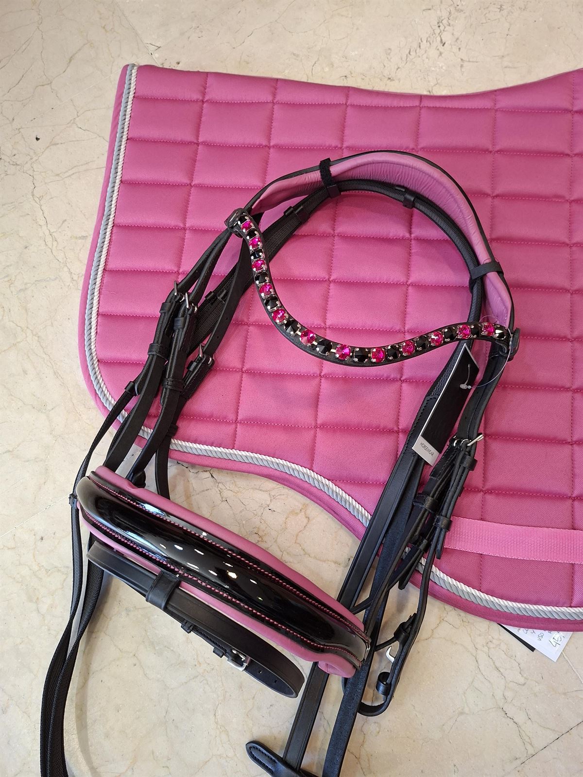 Cabezada de montar de cuero HKM Sports Equipment Manchester frontalera cristales rosa/negro, riendas antideslizantes, talla COB - Imagen 1