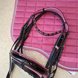Cabezada de montar de cuero HKM Sports Equipment Manchester frontalera cristales rosa/negro, riendas antideslizantes, talla COB - Imagen 1
