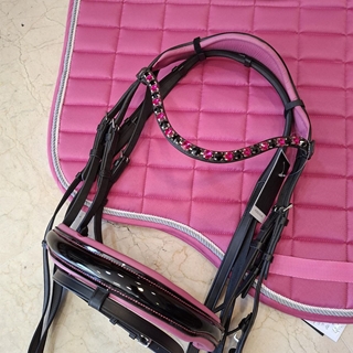 Cabezada de montar de cuero HKM Sports Equipment Manchester frontalera cristales rosa/negro, riendas antideslizantes, talla COB - Imagen 1
