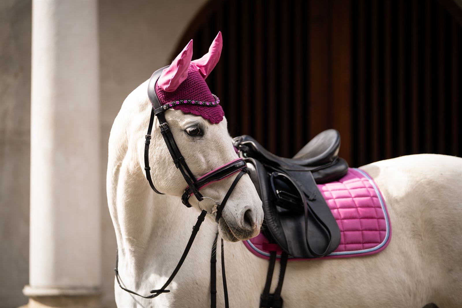 Cabezada de montar de cuero HKM Sports Equipment Manchester frontalera cristales rosa/negro, riendas antideslizantes, talla COB - Imagen 5