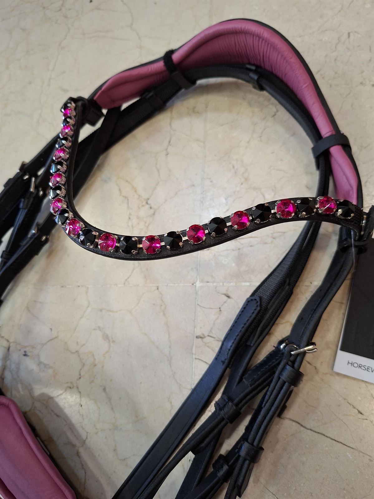 Cabezada de montar de cuero HKM Sports Equipment Manchester frontalera cristales rosa/negro, riendas antideslizantes, talla COB - Imagen 8