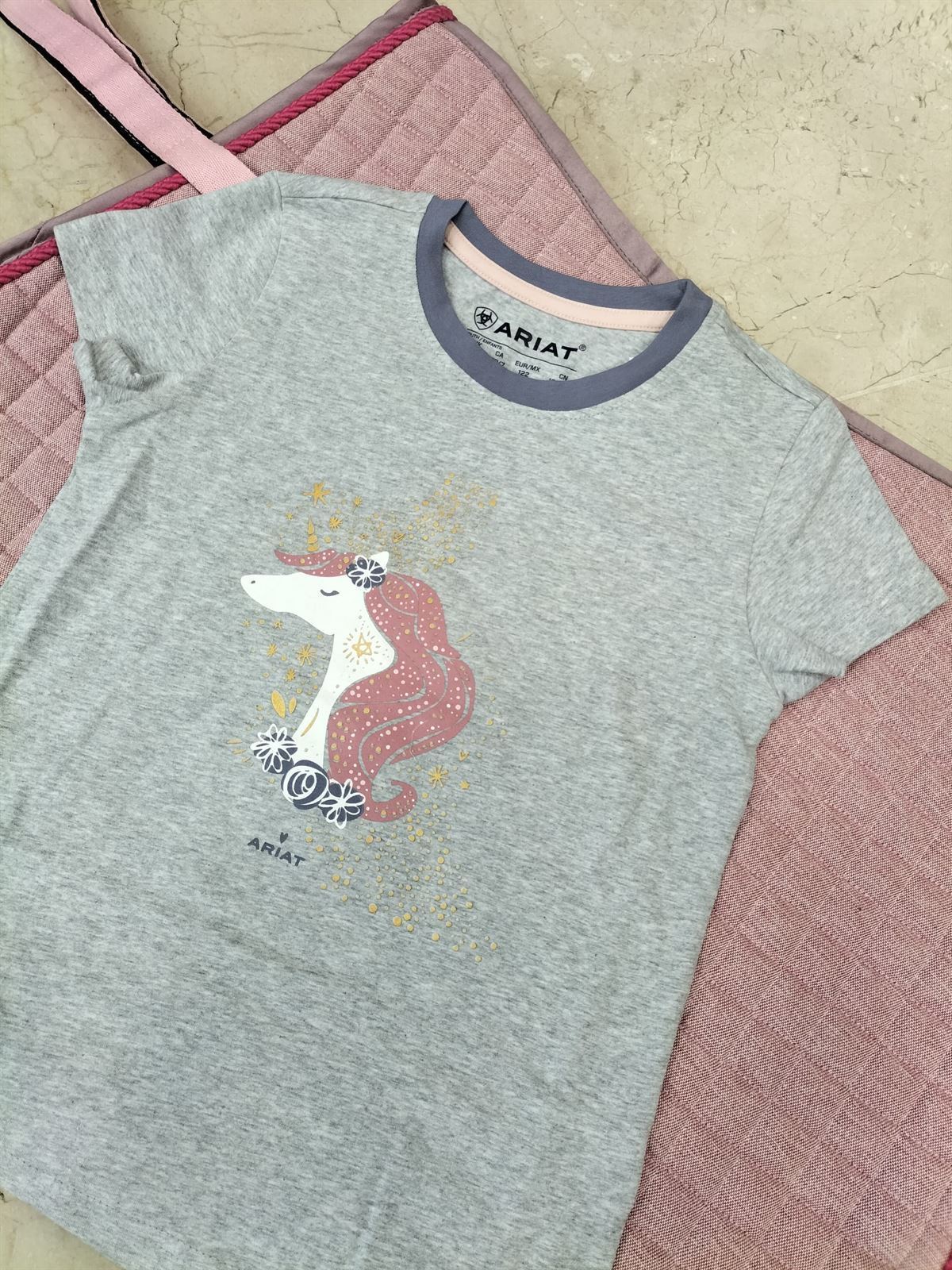 Camiseta Ariat Imagine tallaje infantil color gris caballo rosa TALLA 7 - Imagen 4
