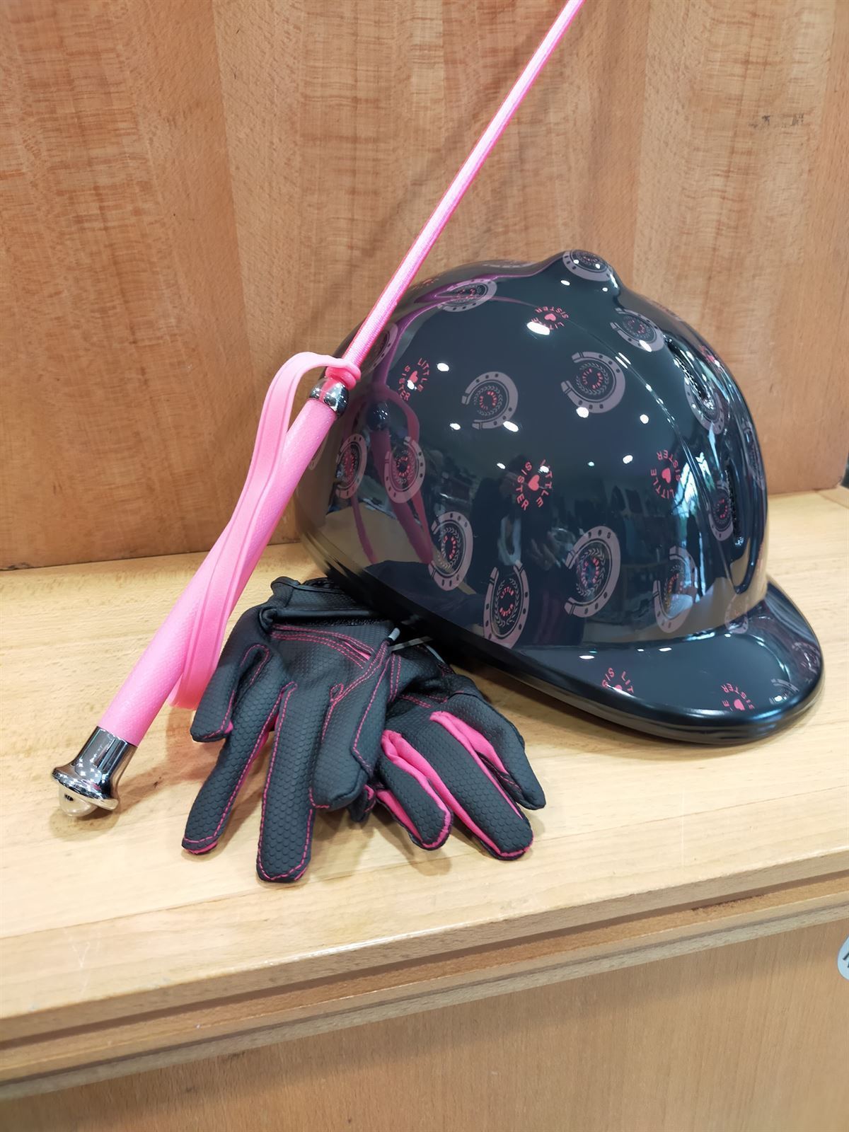 Casco HKM Sports Equipment Champ, color negro con herraduras rosas, talla S (52-55 cm) - Imagen 1