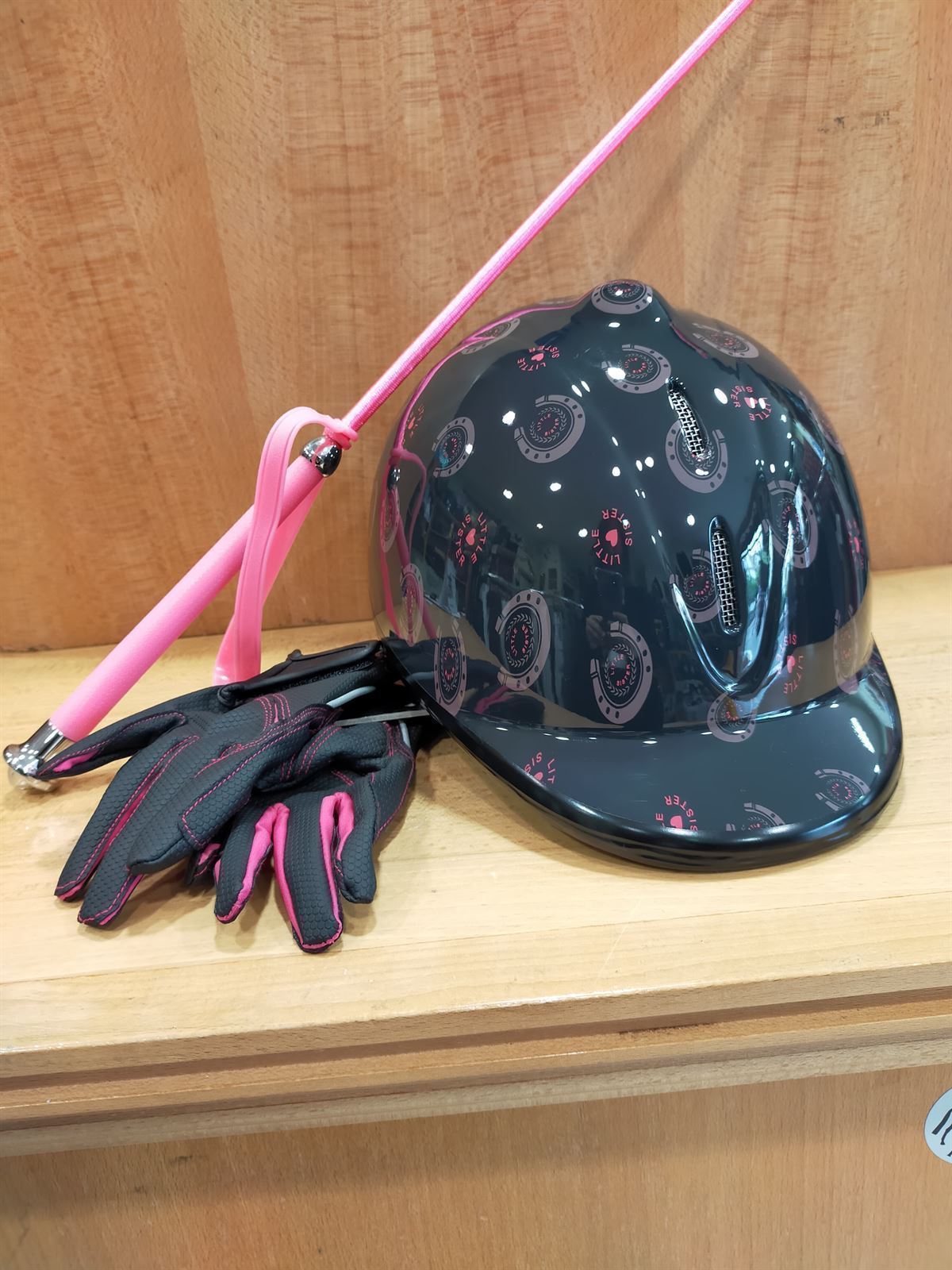 Casco HKM Sports Equipment Champ, color negro con herraduras rosas, talla S (52-55 cm) - Imagen 4