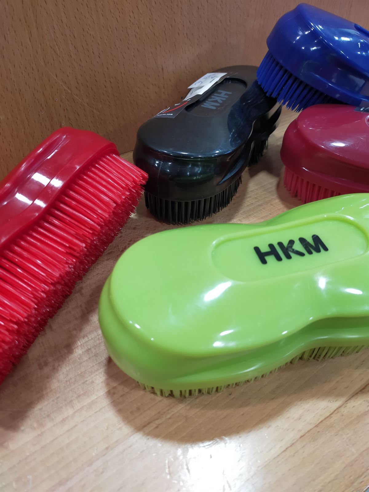 Cepillo HKM Sports Equipment atrapapelo muerto, cerdas de plástico, muy ligero, 17 x 7 - Imagen 1
