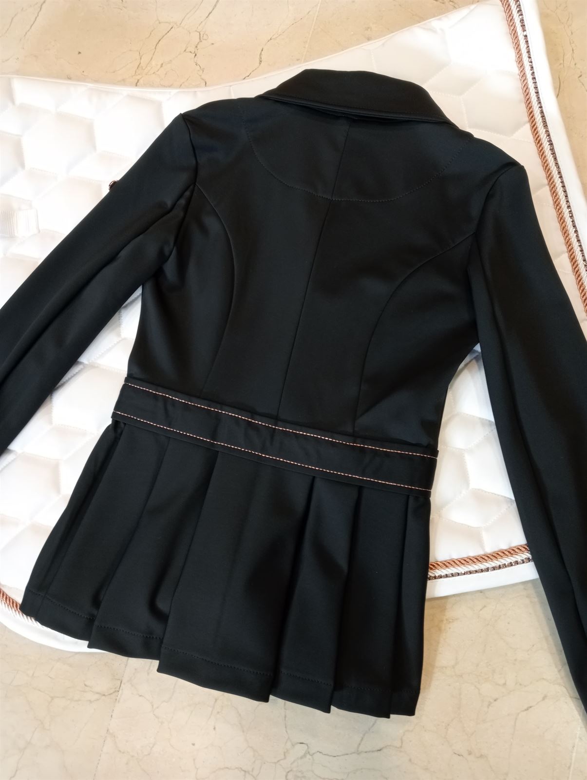 Chaqueta concurso niña HKM Sports Equipment Eloise color negra con costura rosegold TALLA 140 (8-9 años) - Imagen 7