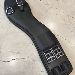 Cincha HKM Sports Equipment de cuero anatómica, color negro, TALLA 60 CM, sin elástico. - Imagen 2