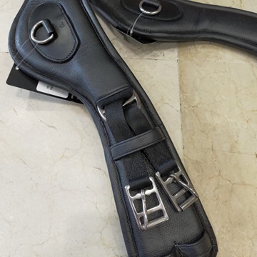 Cincha HKM Sports Equipment de cuero anatómica Dressage Anatomic, color negro, TALLA 80 CM, sin elástico. - Imagen 1