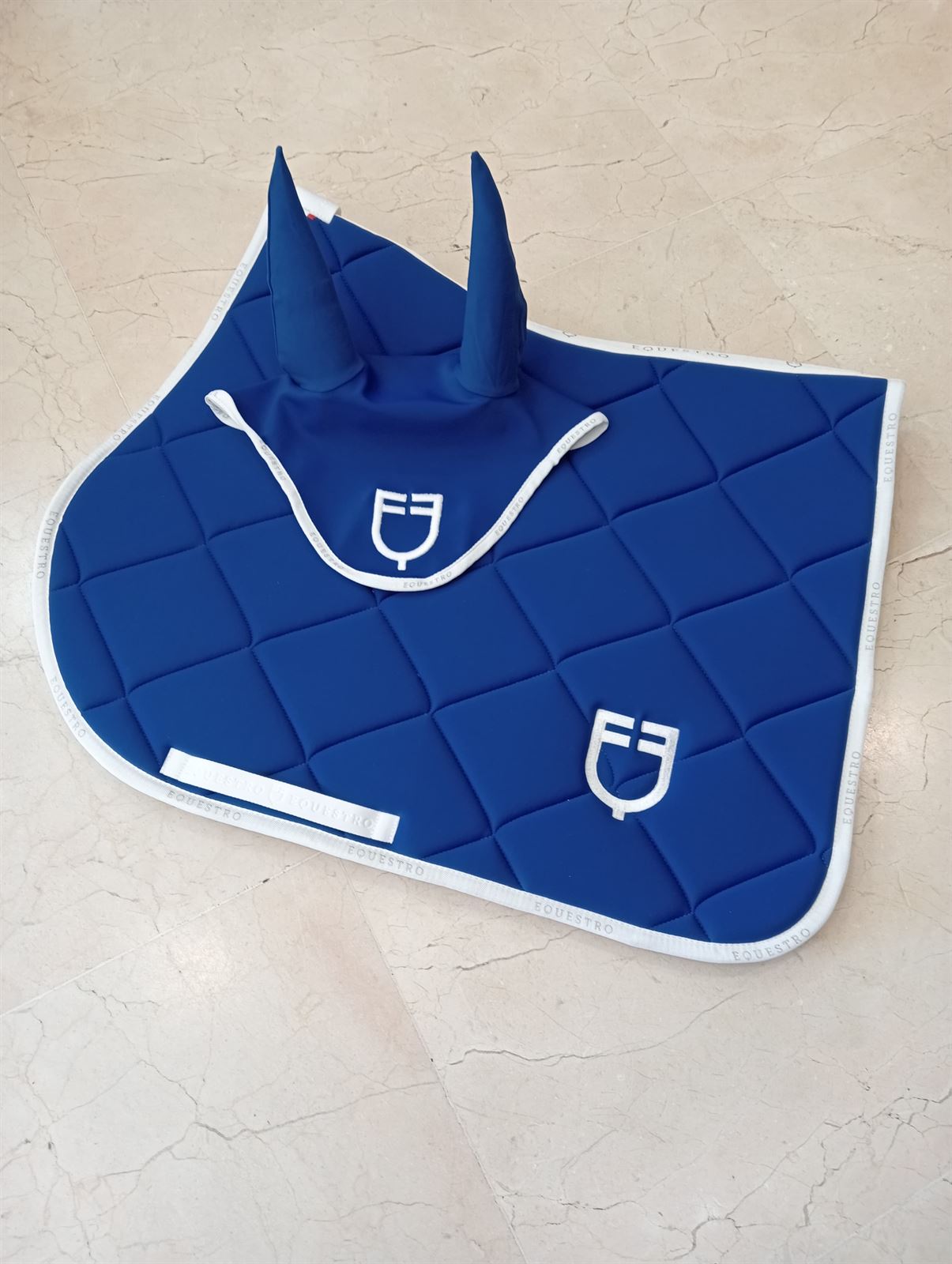 Conjunto EQUESTRO mantilla Uso General/Salto y orejeras COB color azul royal/blanco - Imagen 1