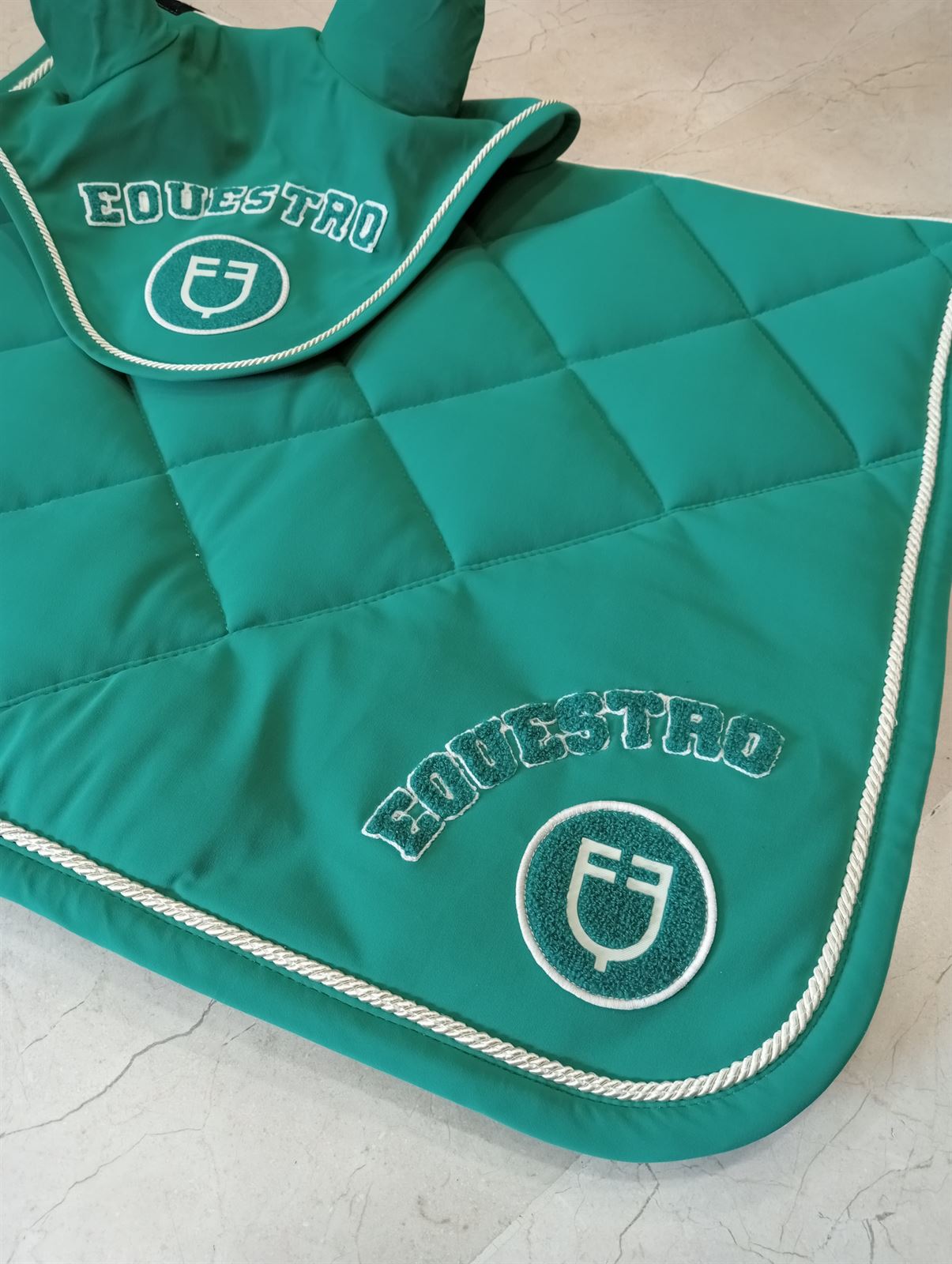 Conjunto EQUESTRO mantilla Uso General/salto y orejeras FULL color verde - Imagen 9