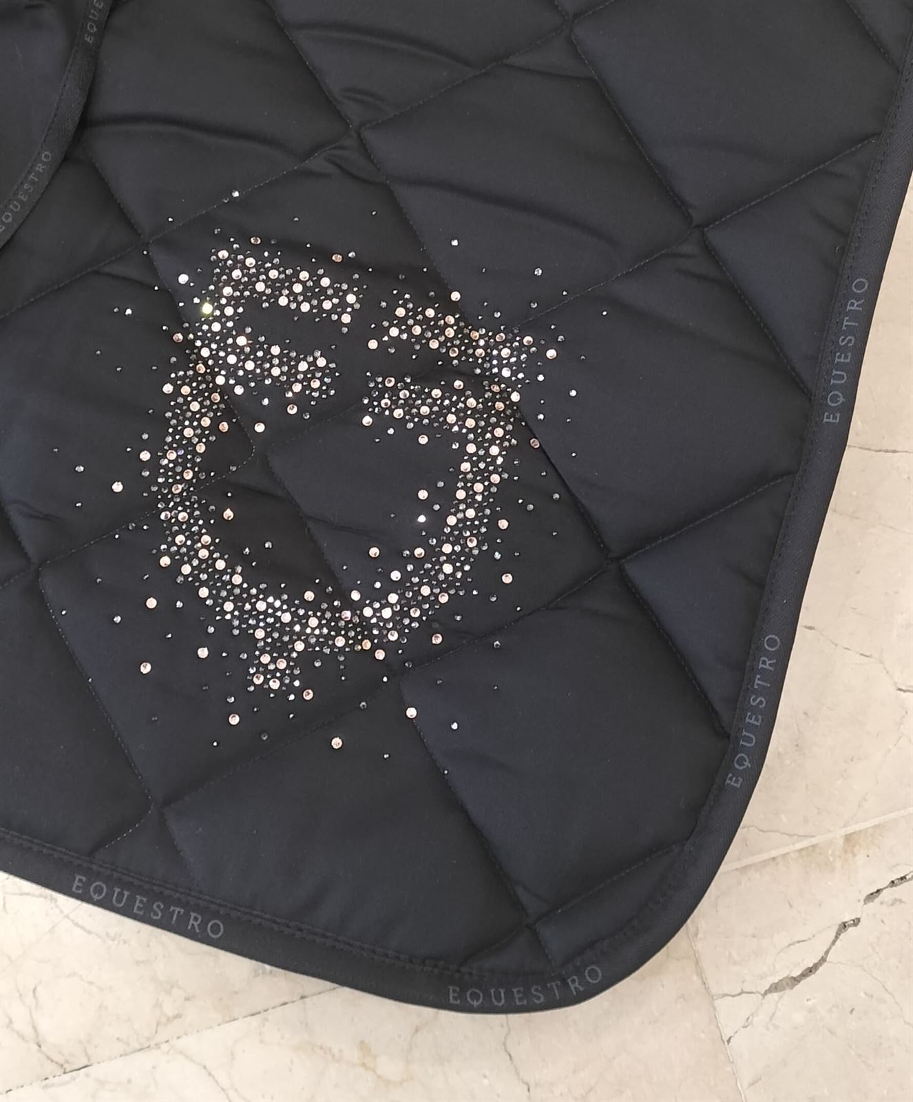 Conjunto EQUESTRO mantilla Uso General  y orejeras FULL, color negro cristales rosegold - Imagen 4