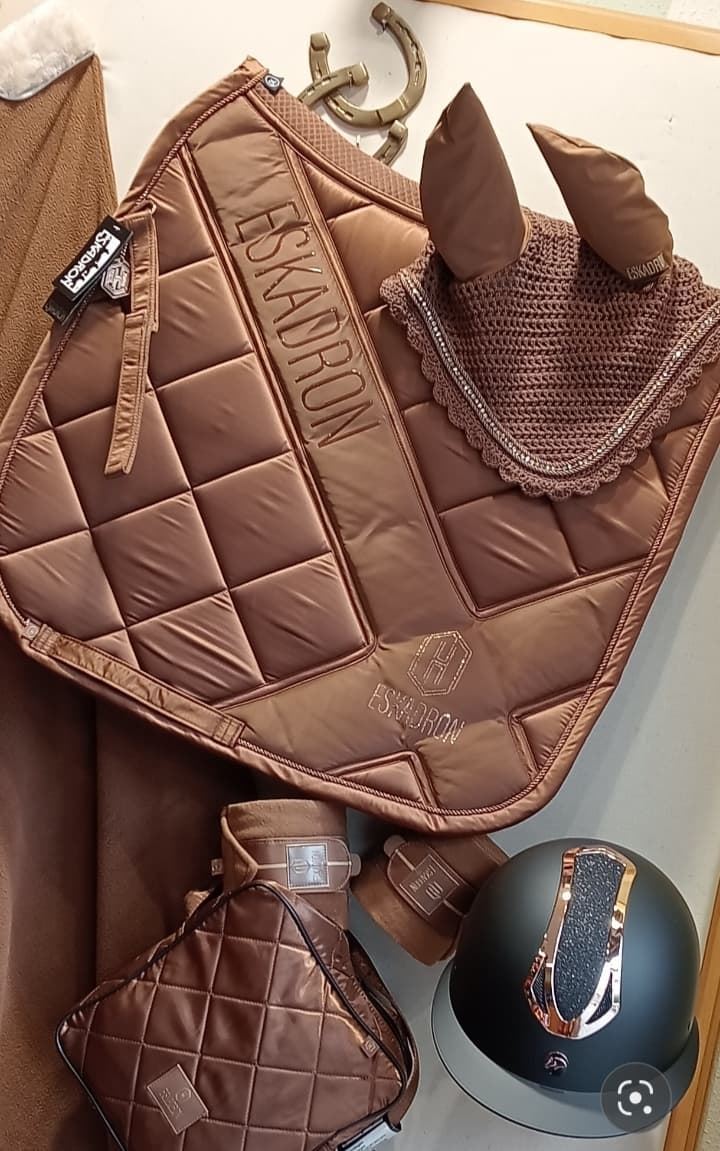 Conjunto ESKADRON mantilla Doma y orejeras color tabaco - Imagen 1