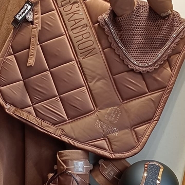 Conjunto ESKADRON mantilla Doma y orejeras color tabaco - Imagen 1