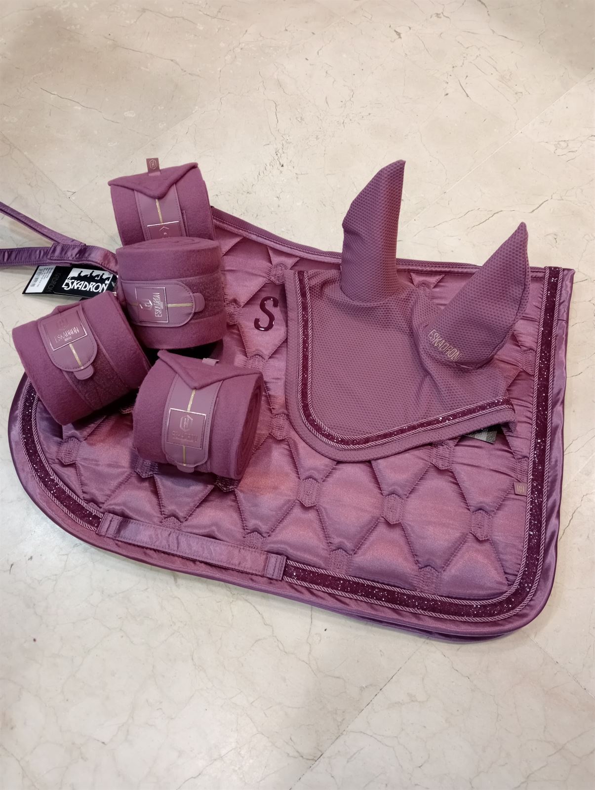 Conjunto ESKADRON mantilla Uso General/salto, orejeras FULL y vendas color ciruela - Imagen 2