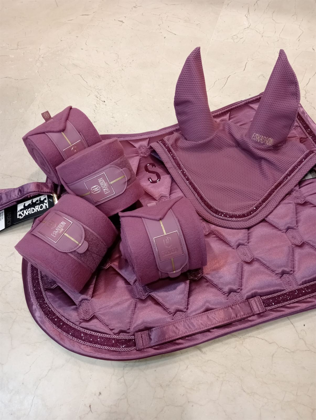 Conjunto ESKADRON mantilla Uso General/salto, orejeras FULL y vendas color ciruela - Imagen 3