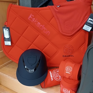 Conjunto ESKADRON mantilla Uso General/Salto y orejeras FULL color poppy red - Imagen 1