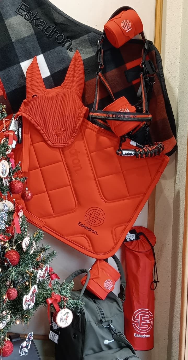 Conjunto ESKADRON mantilla Uso General/Salto y orejeras FULL color poppy red - Imagen 3