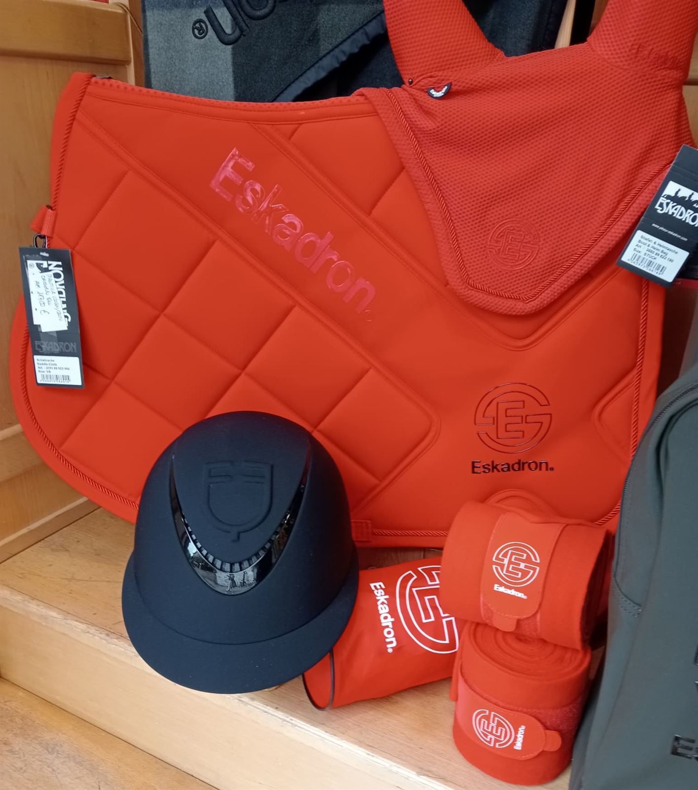 Conjunto ESKADRON mantilla Uso General/Salto y orejeras FULL color poppy red - Imagen 5