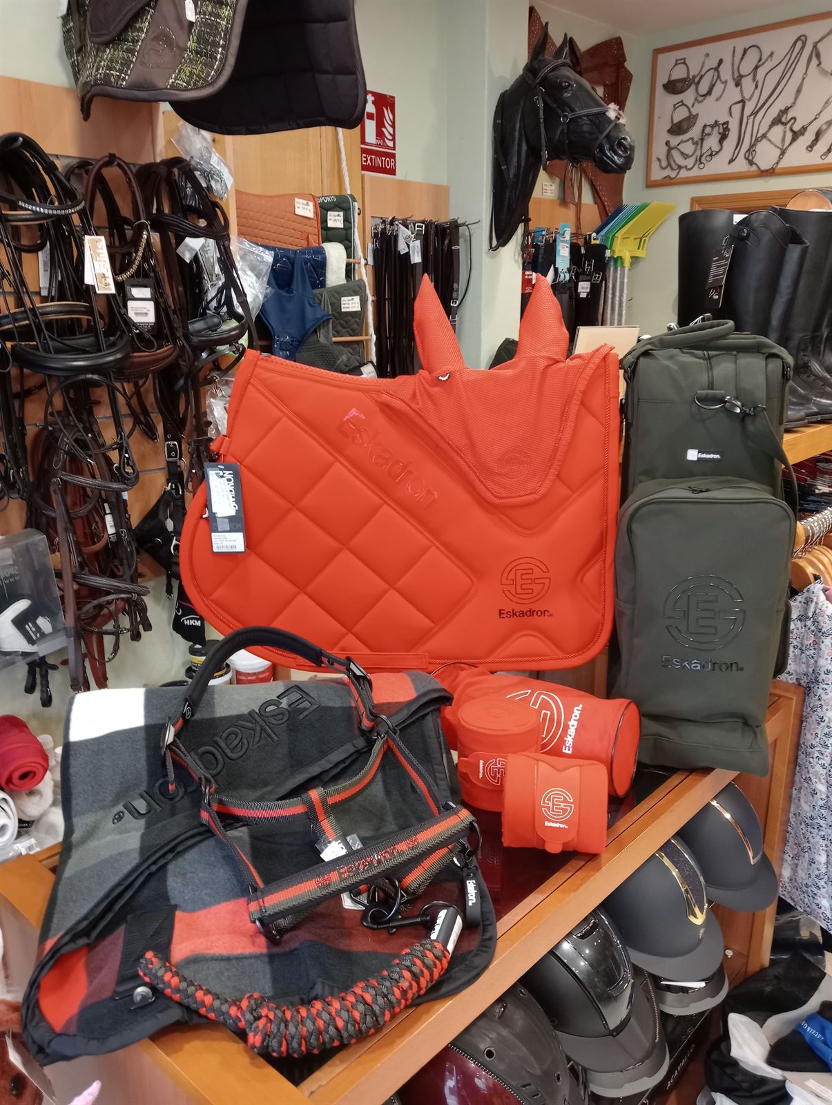 Conjunto ESKADRON mantilla Uso General/Salto y orejeras FULL color poppy red - Imagen 6