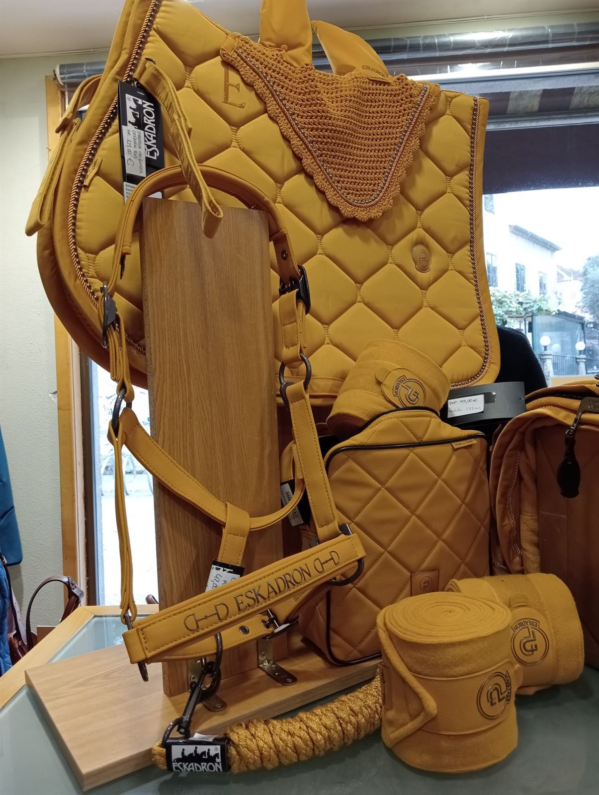 Conjunto ESKADRON mantilla Uso General y orejeras FULL color mostaza con vivo perlas metálicas - Imagen 5