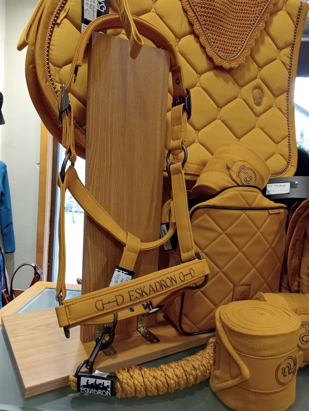 Conjunto ESKADRON mantilla Uso General y orejeras FULL color mostaza con vivo perlas metálicas - Imagen 6