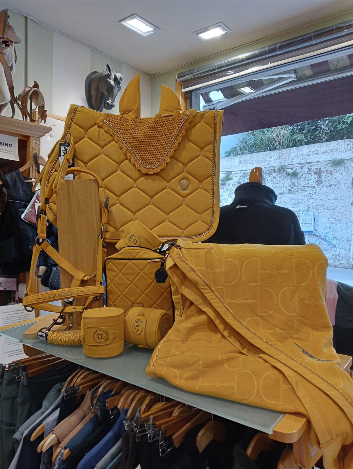 Conjunto ESKADRON mantilla Uso General y orejeras FULL color mostaza con vivo perlas metálicas - Imagen 8