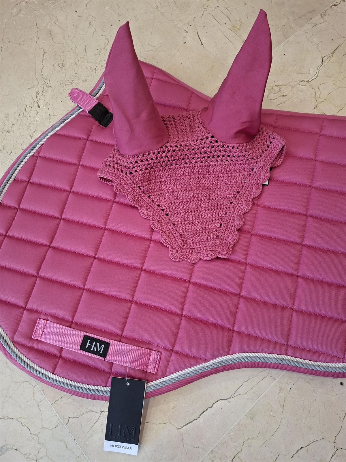 Conjunto HKM Sports Equipment mantilla y orejeras Manchester color rosa magenta USO GENERAL - Imagen 1