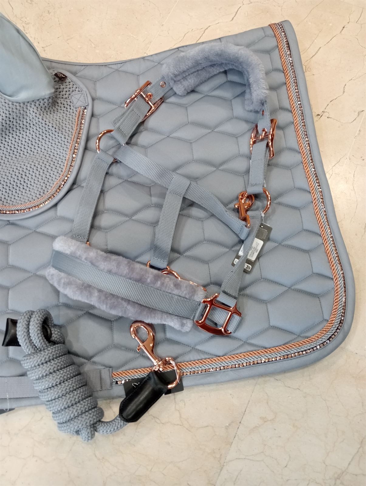 Conjunto HKM Sports Equipment mantilla y orejeras Rosegold Glamour gris USO GENERAL - Imagen 4