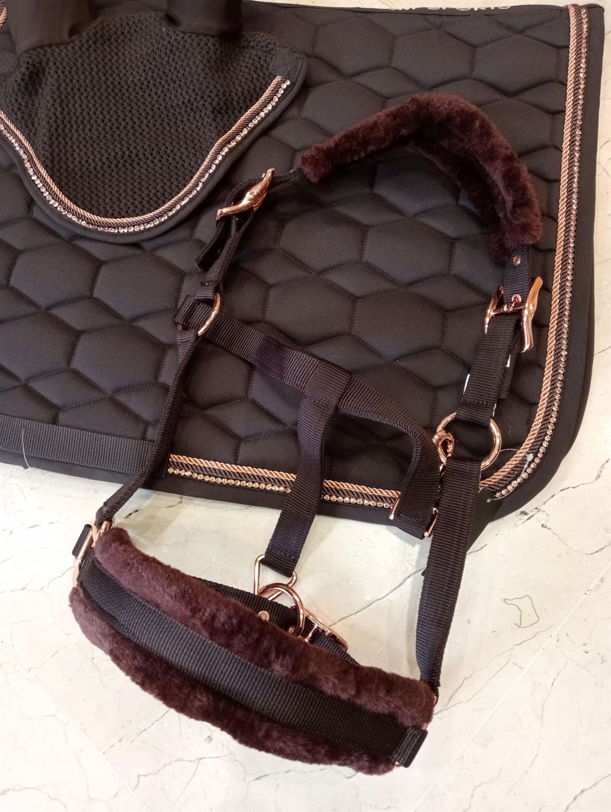 Conjunto HKM Sports Equipment Style Mantilla y Orejeras Rosegold Glamour, color marrón chocolate/rosegold - Imagen 9