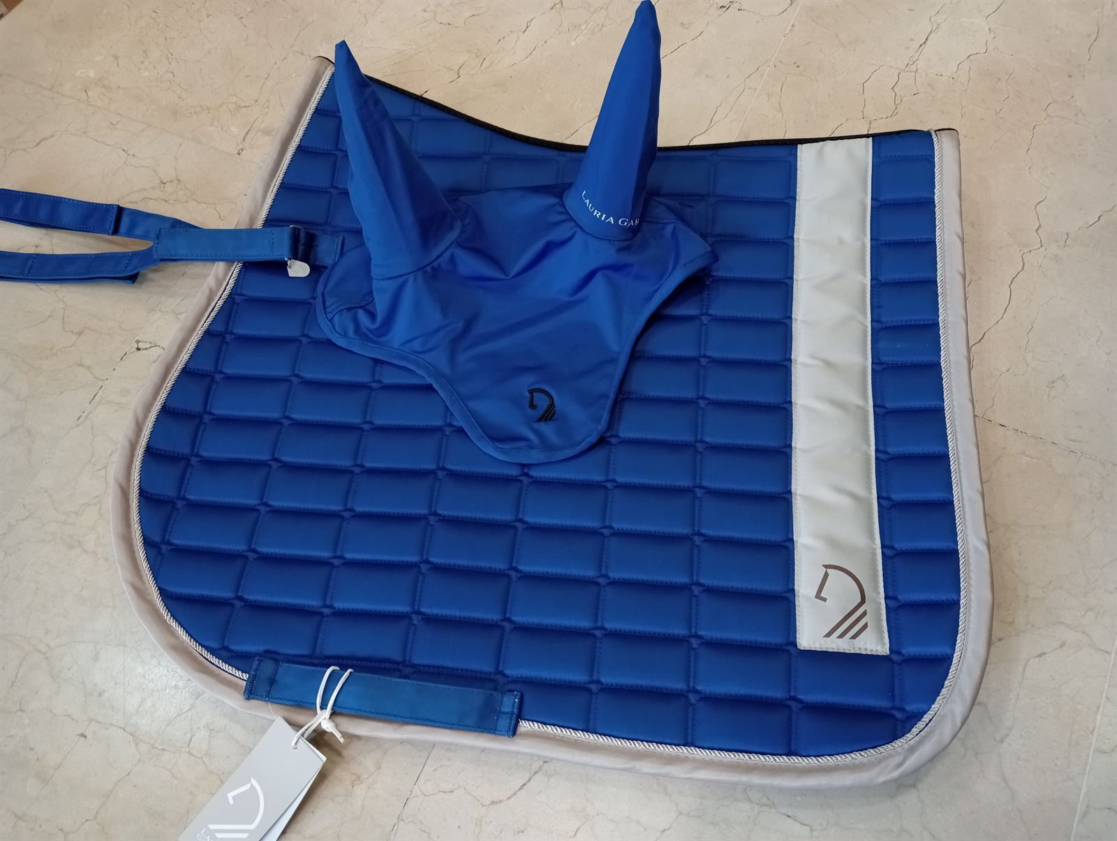 Conjunto LAURIA GARRELLI mantilla y orejeras Amalfi color azul royal/beige PONY USO GENERAL - Imagen 1