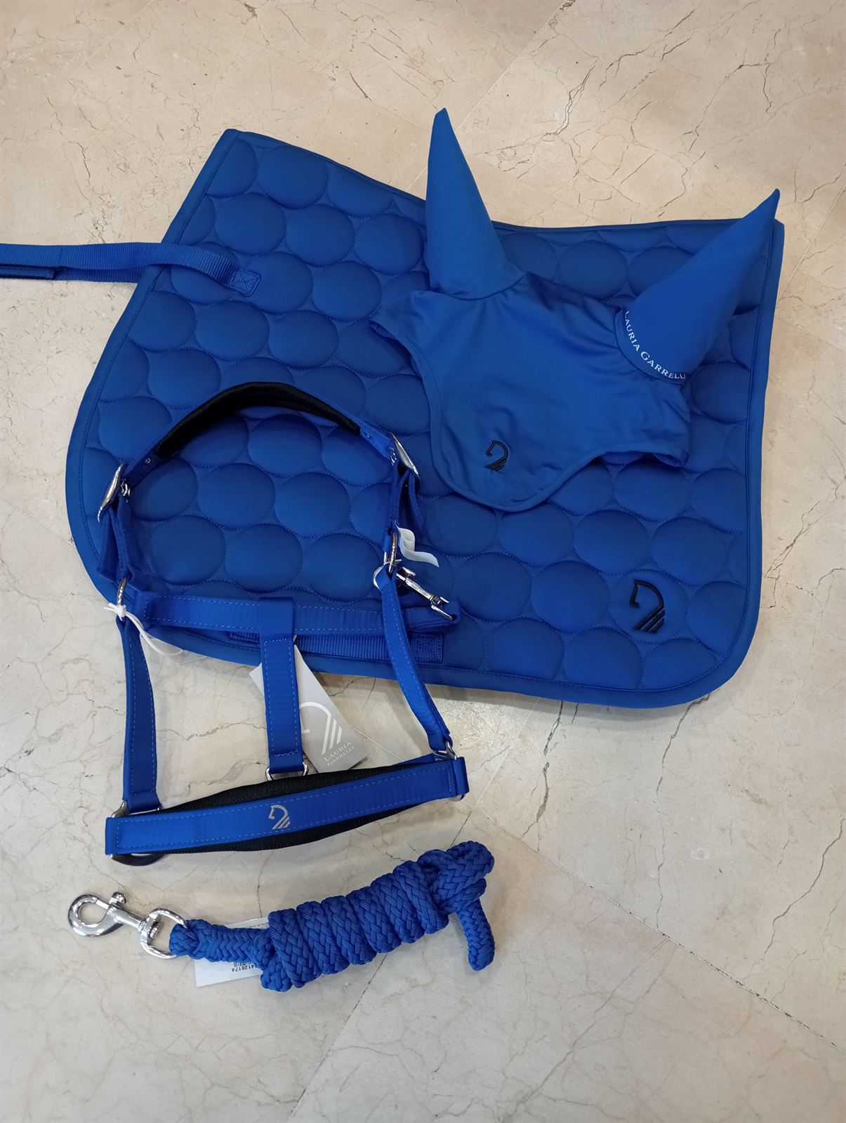 Conjunto LAURIA GARRELLI mantilla y orejeras Amalfi Sportive color azul royal DOMA/COB - Imagen 3