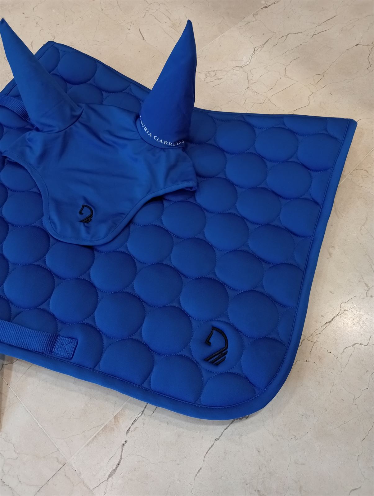 Conjunto LAURIA GARRELLI mantilla y orejeras Amalfi Sportive color azul royal USO GENERAL/COB - Imagen 2