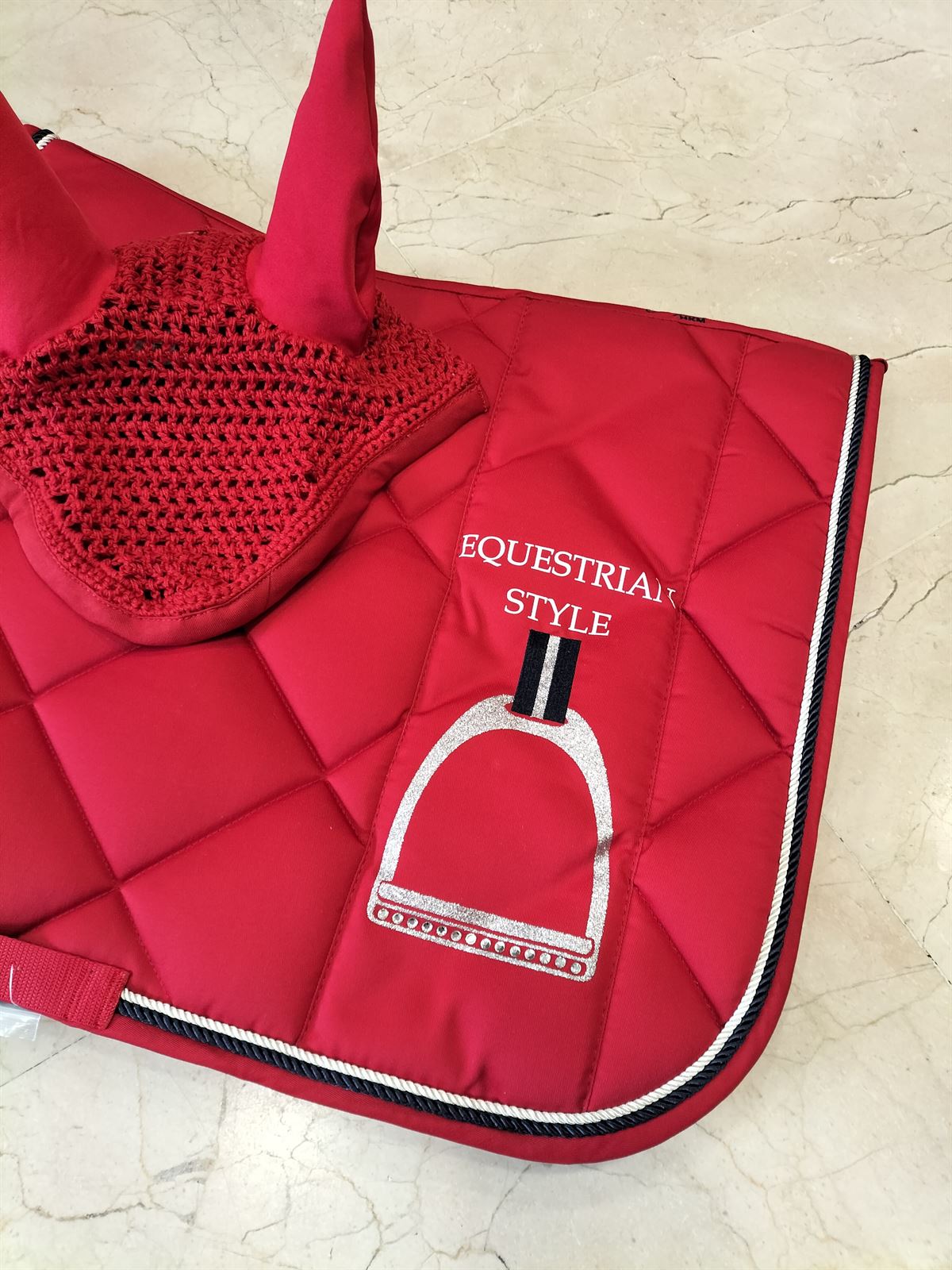 Conjunto Mantilla y Orejeras HKM Sports Equipment color rojo TALLA PONY - Imagen 2
