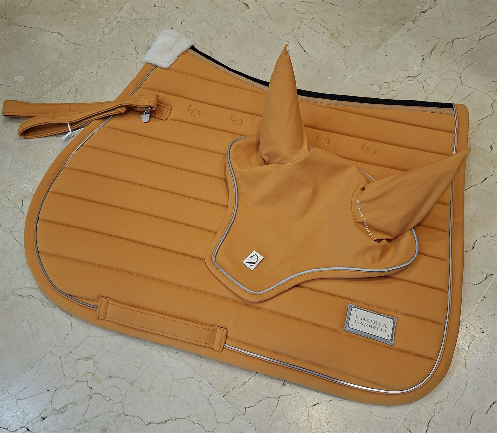 Conjunto Mantilla y orejeras LAURIA GARRELLI Livigno Elegance color mostaza USO GENERAL - Imagen 1
