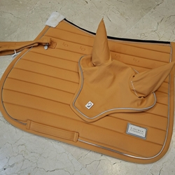 Conjunto Mantilla y orejeras LAURIA GARRELLI Livigno Elegance color mostaza USO GENERAL - Imagen 1