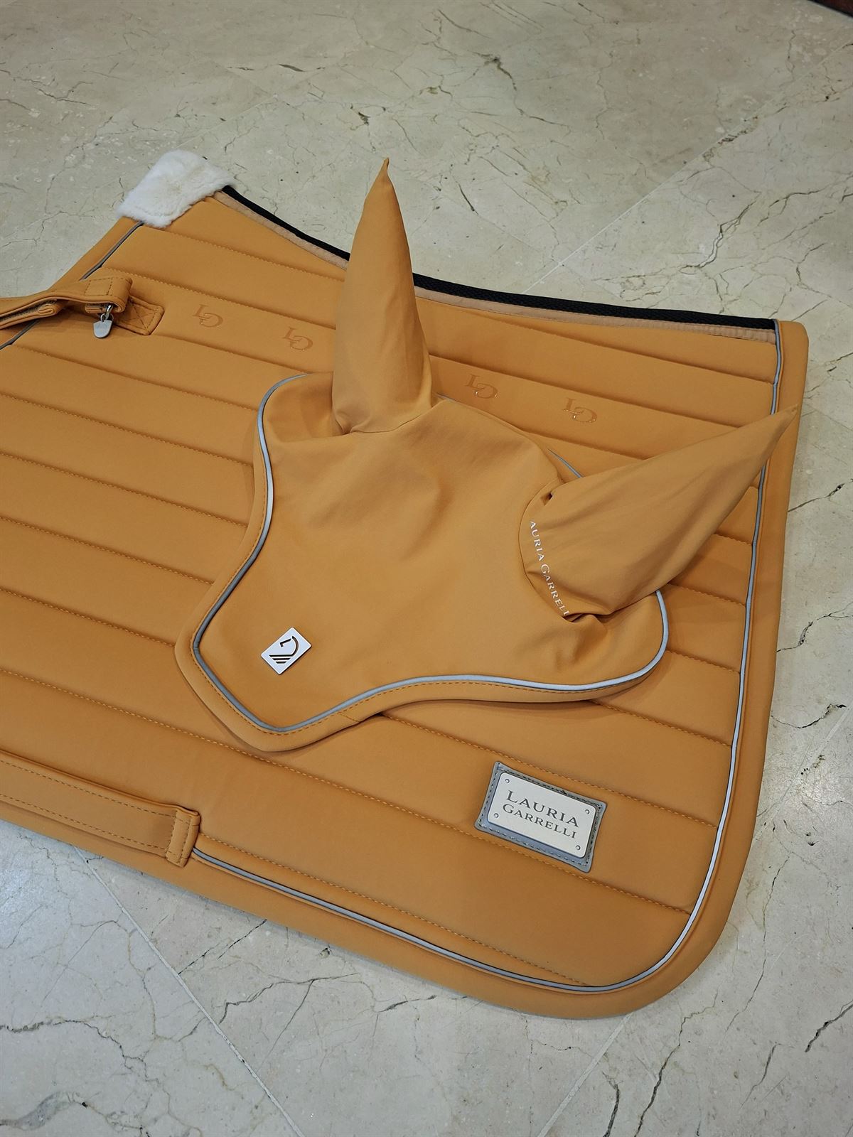 Conjunto Mantilla y orejeras LAURIA GARRELLI Livigno Elegance color mostaza USO GENERAL - Imagen 3