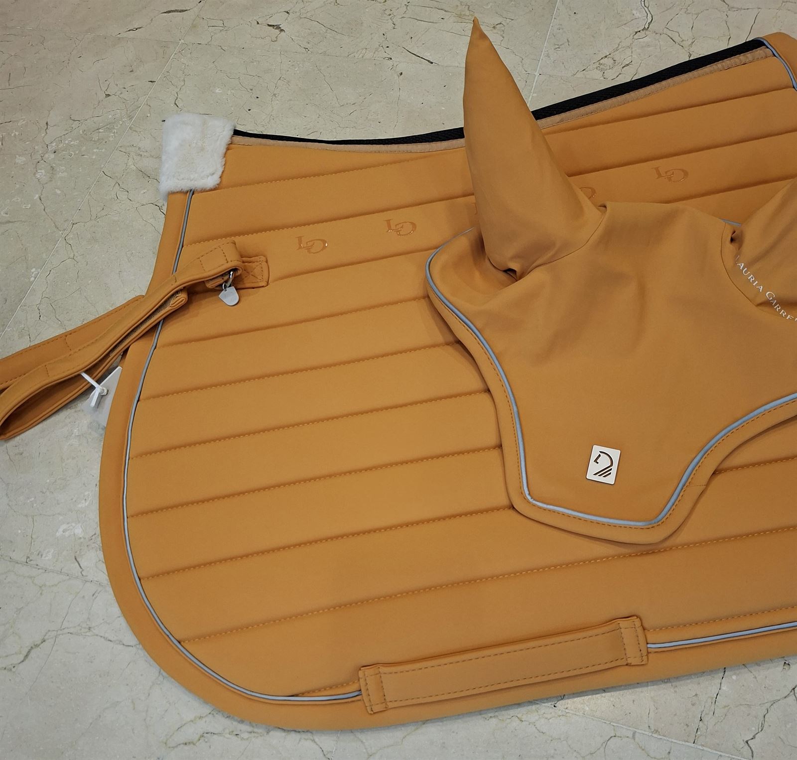 Conjunto Mantilla y orejeras LAURIA GARRELLI Livigno Elegance color mostaza USO GENERAL - Imagen 4