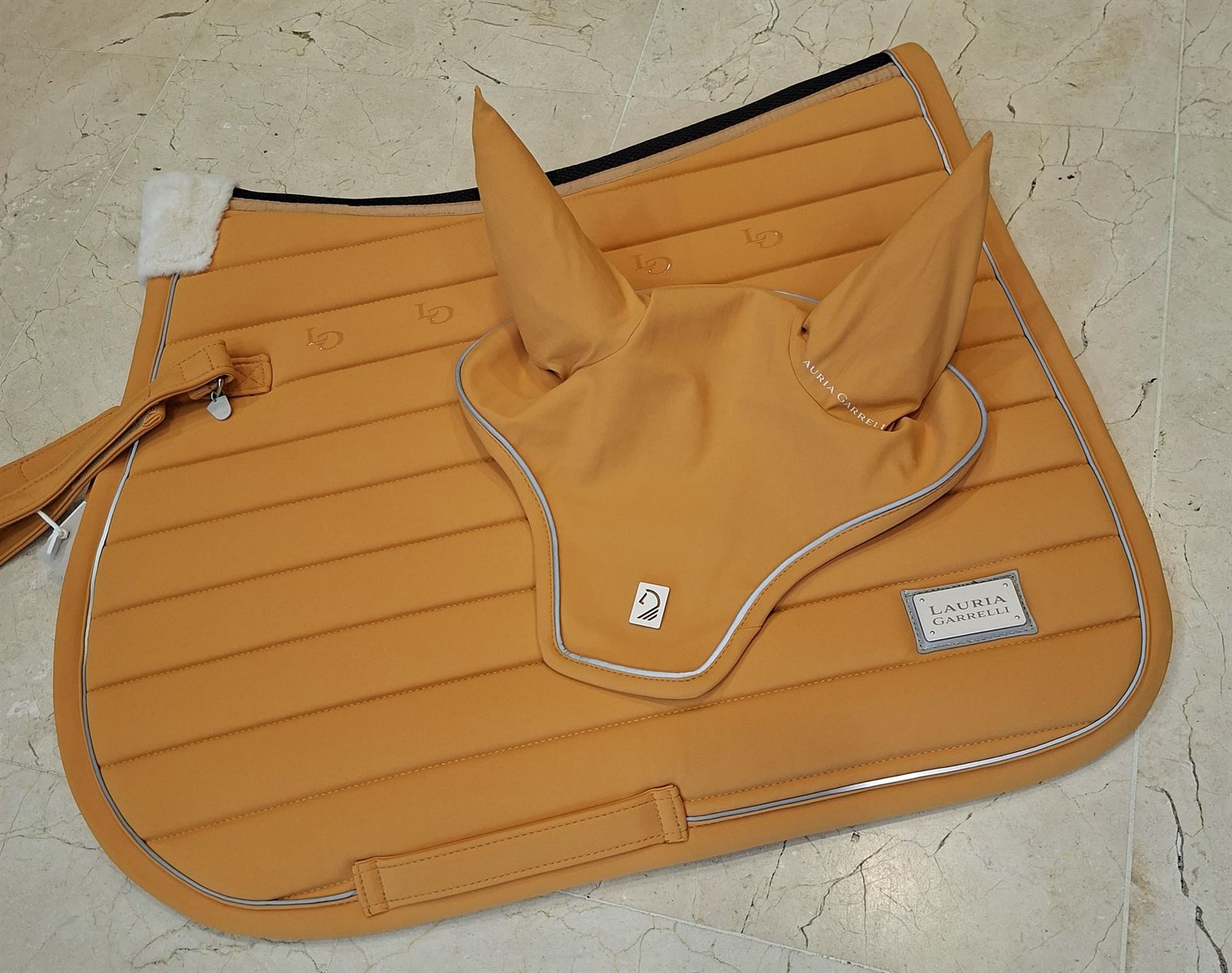 Conjunto Mantilla y orejeras LAURIA GARRELLI Livigno Elegance color mostaza USO GENERAL - Imagen 6