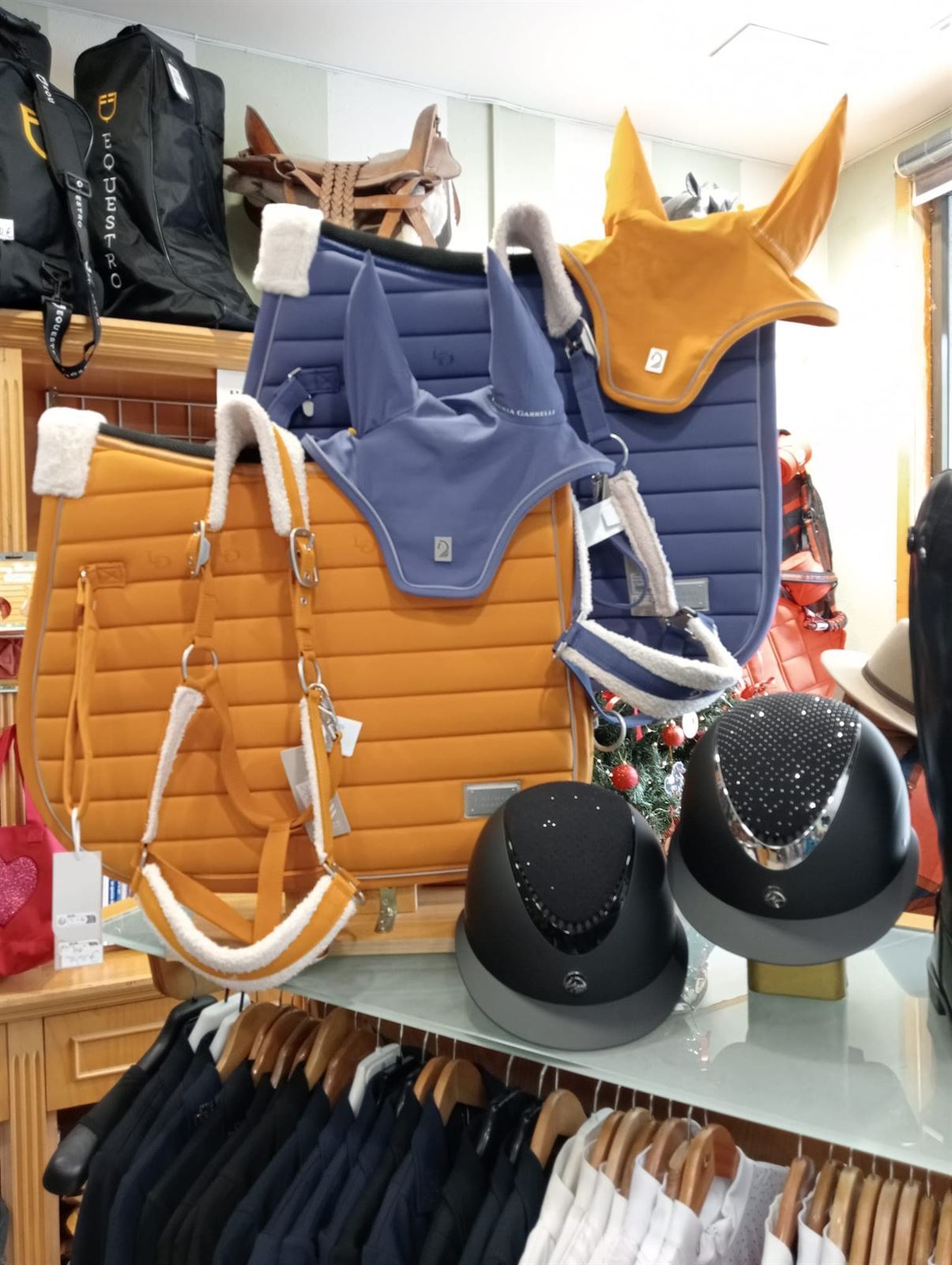 Conjunto Mantilla y orejeras LAURIA GARRELLI Livigno Elegance color mostaza USO GENERAL - Imagen 8