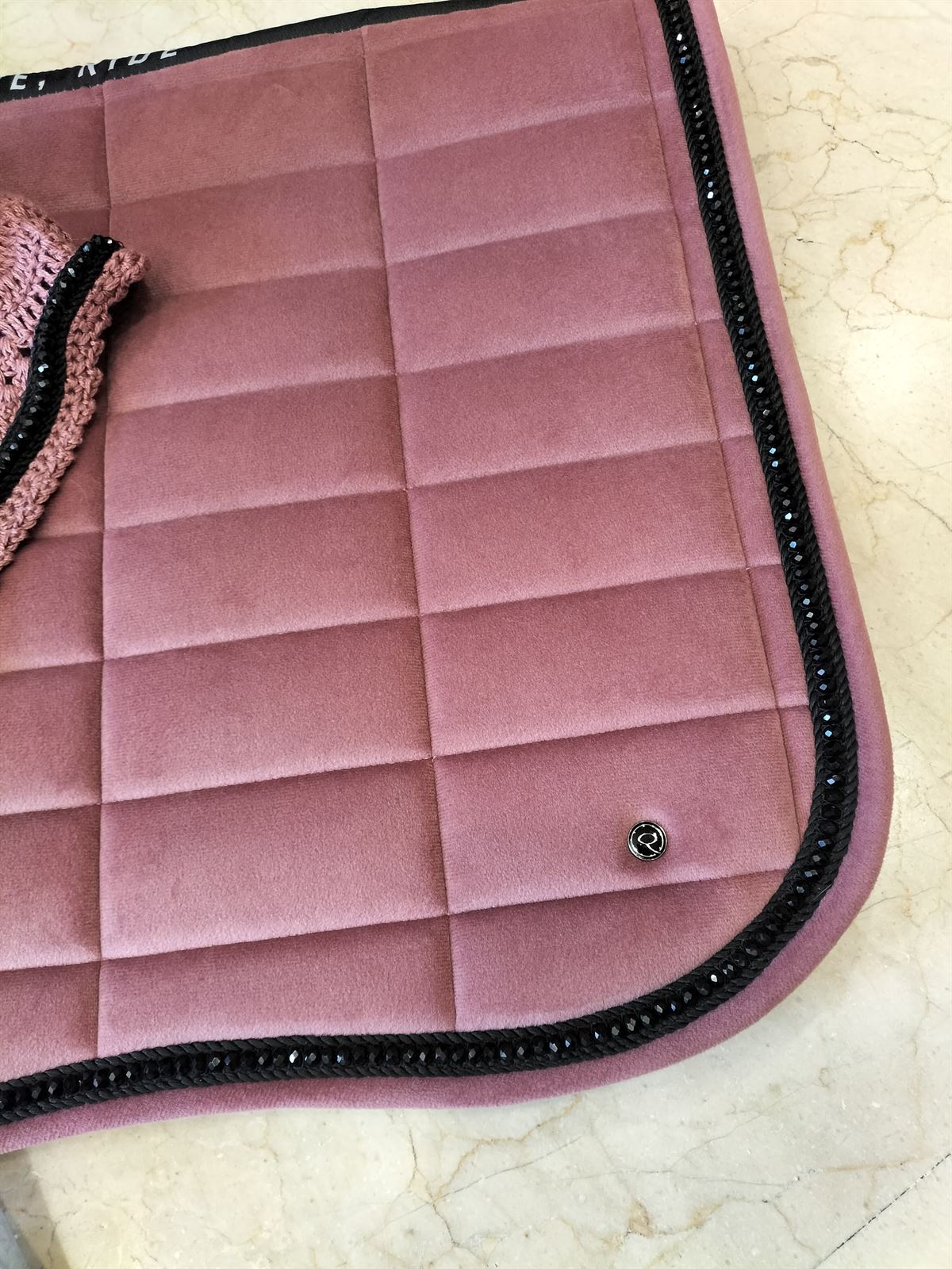 Conjunto QHP mantilla y orejeras Astana Crystal terciopelo color rosa empolvado - Imagen 4
