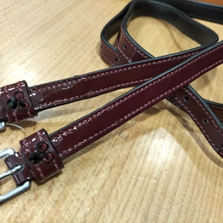 Correa espuela inglesa cuero QHP, color granate charol  (par) - Imagen 1