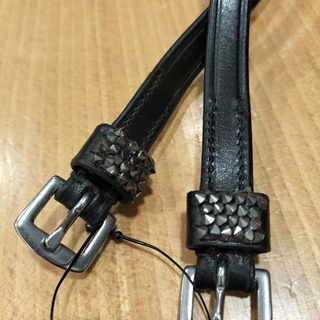 Correa espuela inglesa cuero QHP, color negro con adorno en pasador  (par) - Imagen 1