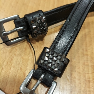 Correa espuela inglesa cuero QHP, color negro con adorno en pasador  (par) - Imagen 2