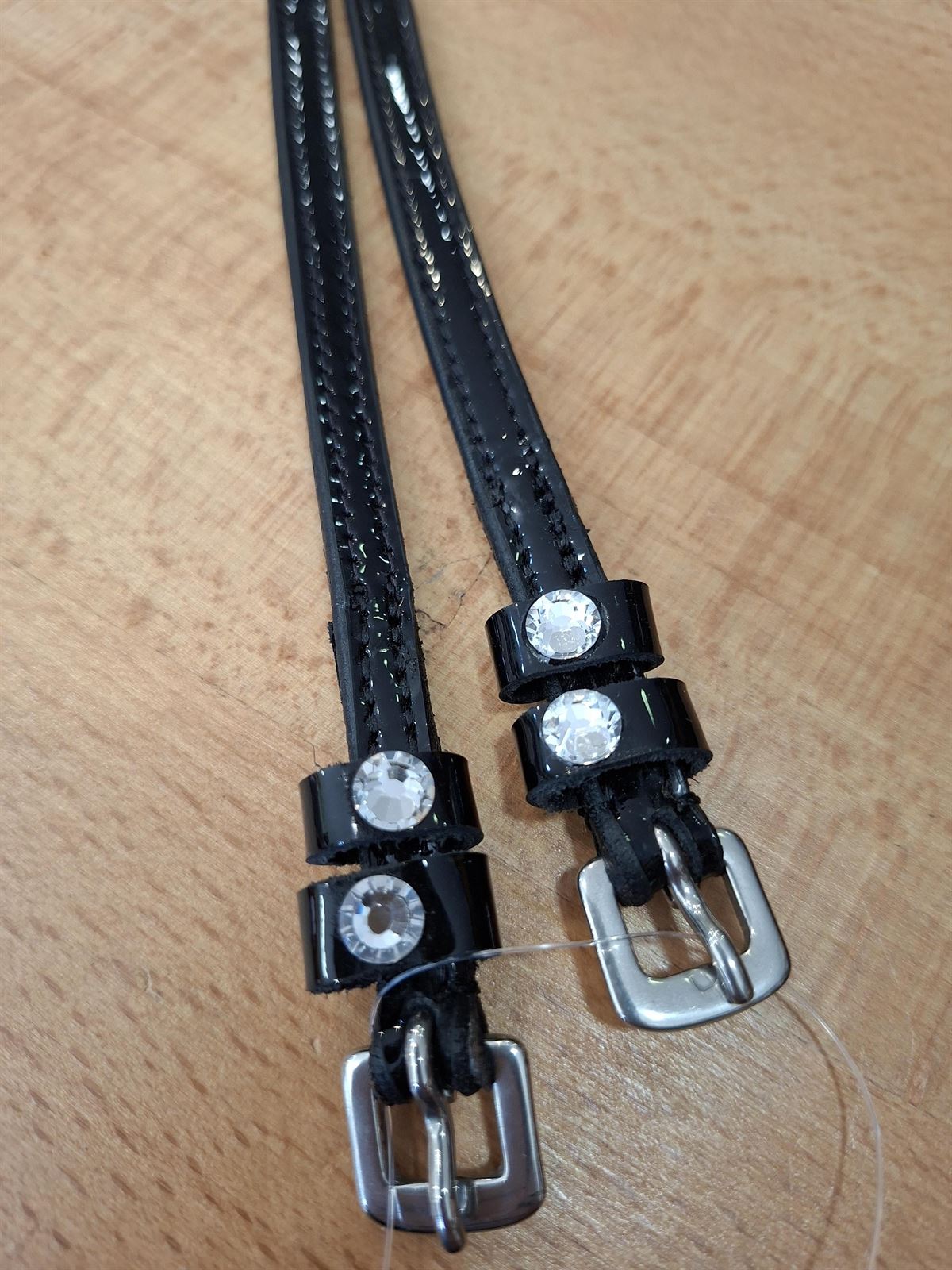Correa espuela inglesa HKM Sports Equipment Crystal charol color negro (par) - Imagen 1