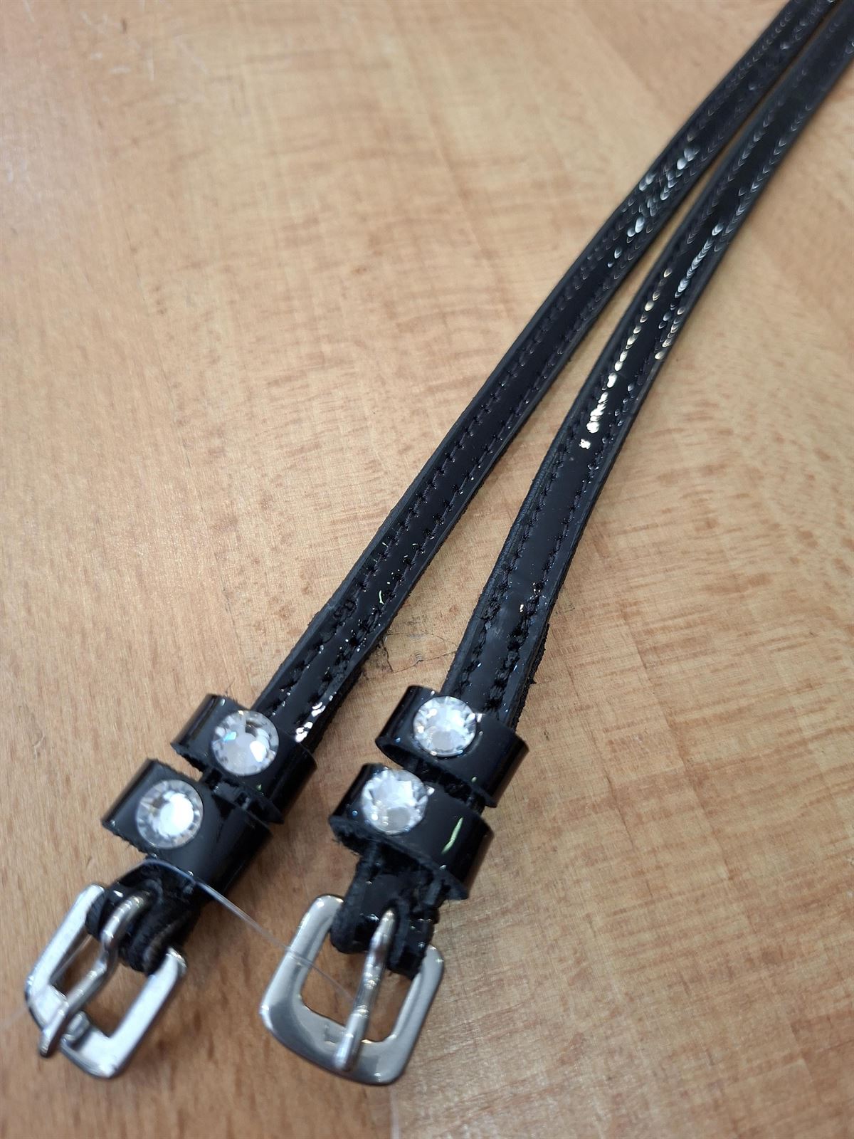 Correa espuela inglesa HKM Sports Equipment Crystal charol color negro (par) - Imagen 2